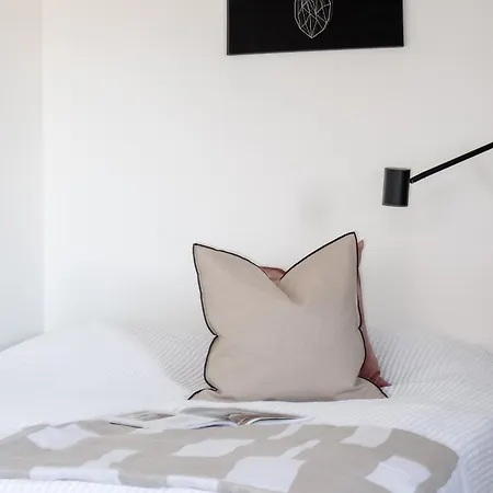 Bright And Fresh 6th Floor Studio Apartment, Bus Stop 200m