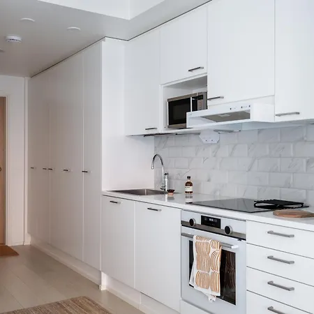 Bright And Fresh 6th Floor Studio Apartment, Bus Stop 200m *