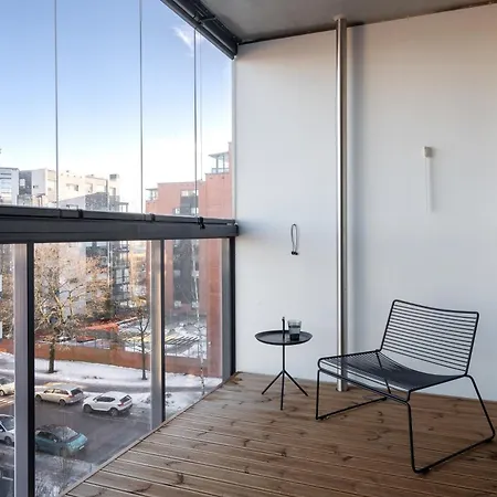 Bright And Fresh 6th Floor Studio Apartment, Bus Stop 200m *